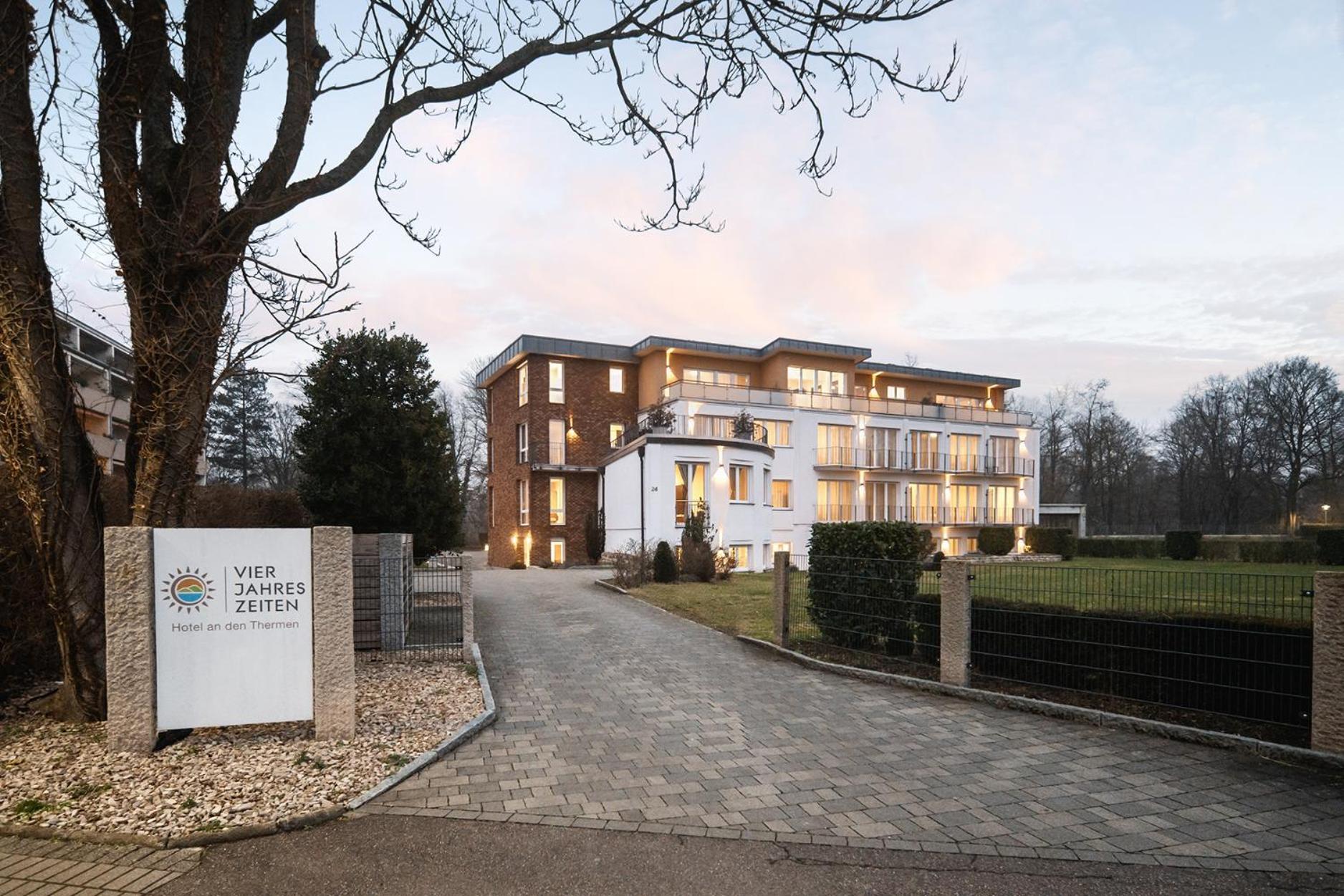 Hotel Vier Jahreszeiten Therme & Kliniken Bad Krozingen Naehe Freiburg & Schwarzwald Ideal Fuer Wellness Kur & Business Ausfluege 24H Check In- Wlan & Parken Gratis Bagian luar foto